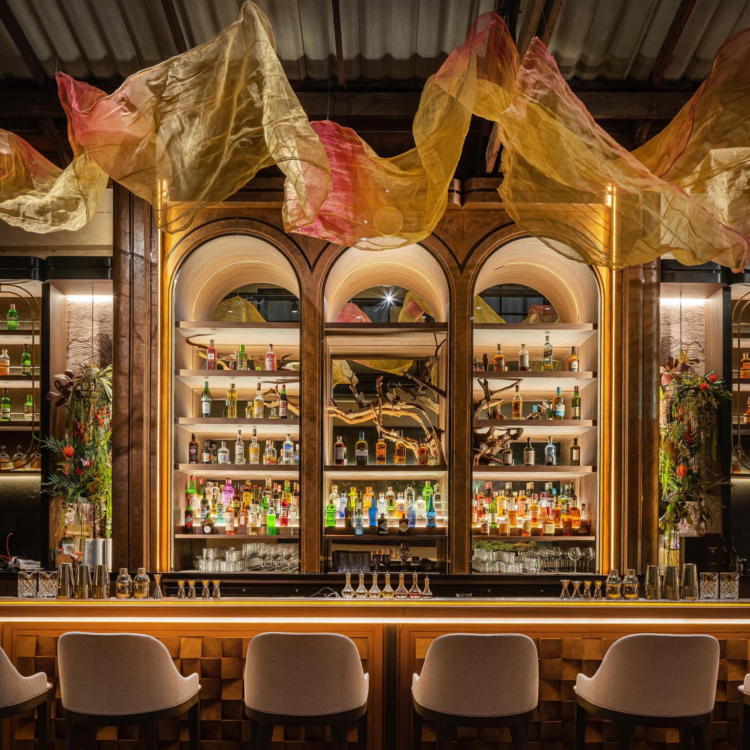 Kilik Social Club – แบ็กบาร์ซุ้มโค้ง ออกแบบภายในโดย Gratitude Design