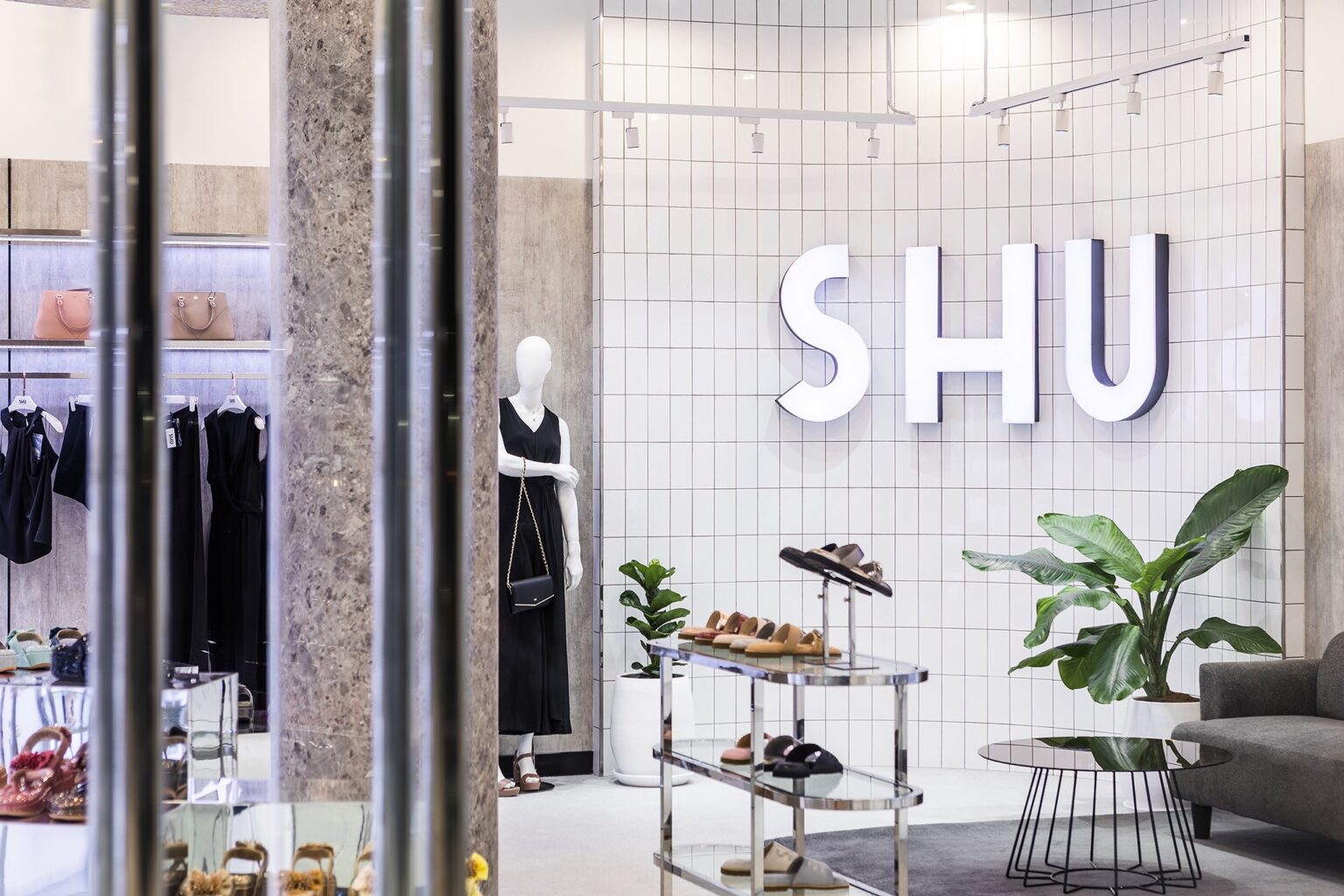SHU HQ + Flagship Store – ผนังแบรนด์ ออกแบบภายในโดย Gratitude Design