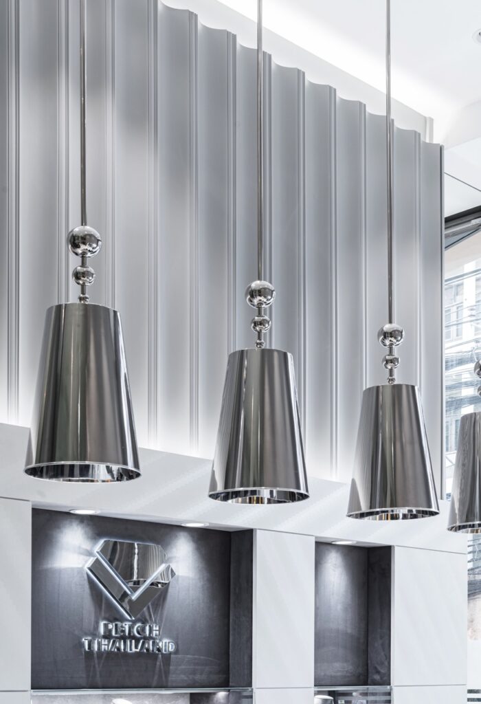 Petch Thailand – แสงโชว์จากแหล่งเล็กหลายจุดเหนือตู้เพชร ออกแบบภายในโดย Gratitude Design